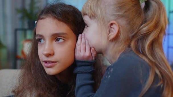 Tonåring Barn Viskar Nyheter Rykten Örat Till Lillasyster Flicka Dela — Stockvideo