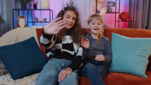 Kind Zusje Kleine Meisjes Glimlachend Vriendelijk Voor Camera Zwaaiende Handen — Stockvideo
