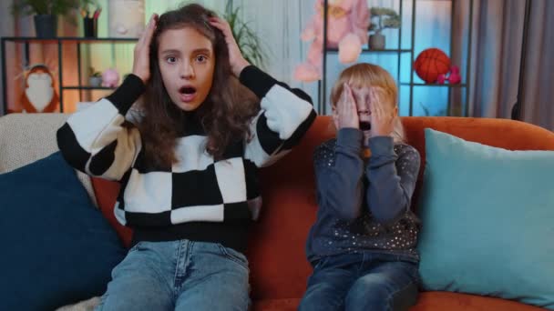 Spännande Förvånad Barn Och Lillasyster Flickor Överraskad Tittar Kameran Med — Stockvideo