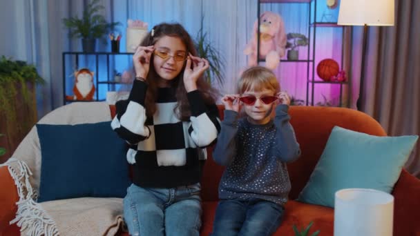 Девочки Подростки Младшие Сестры Носят Стильные Солнцезащитные Очки Слушая Музыку — стоковое видео