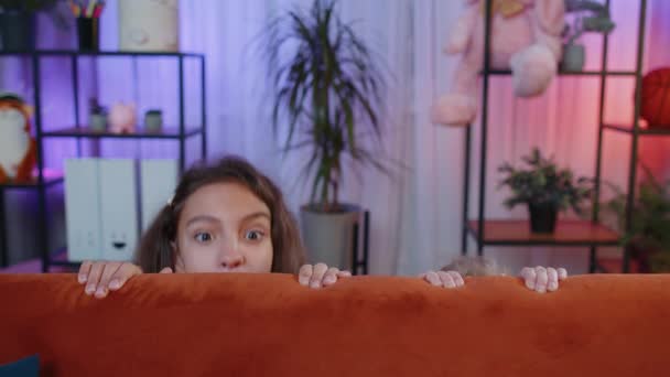 Ребенок Подросток Девочка Младшая Сестра Играют Прятки Ищут Игру Peekaboo — стоковое видео