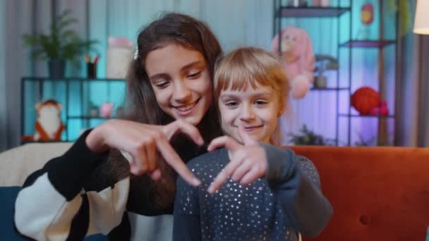 Miluju Usmívající Puberťačky Malé Sestřičky Dělají Gesto Srdce Ukazuje Znamení — Stock video