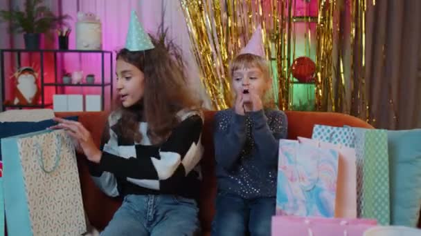 Criança Adolescente Feliz Meninas Criança Irmã Pequena Comemorando Festa Aniversário — Vídeo de Stock