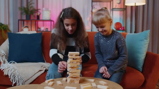 Teenage Dítě Malá Sestra Děti Dívky Stavět Věž Dřevěných Cihel — Stock video