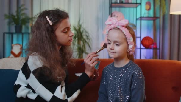 Teenager Kind Hilft Oder Lehrt Gesicht Make Ihre Kleine Schwester — Stockvideo