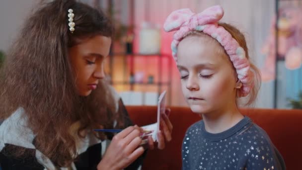 Criança Adolescente Ajuda Ensina Fazer Maquiagem Facial Sua Irmãzinha Irmãos — Vídeo de Stock