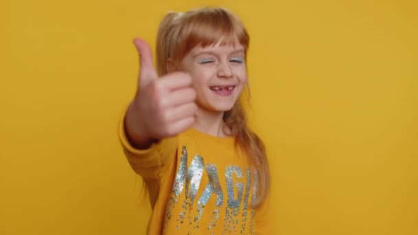 Типа Счастливая Девочка Дошкольного Возраста Одобрительно Смотрит Камеру Показывая Вверх — стоковое видео