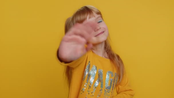 Unga Småbarn Skolflicka Tröja Ler Vänligt Mot Kameran Och Viftar — Stockvideo