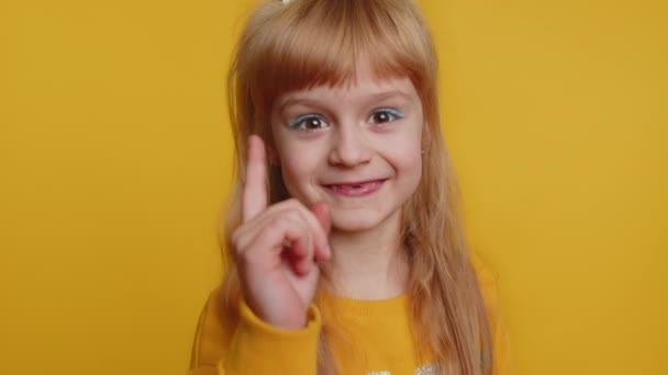 Genç Kız Çocuk Parmağını Sallıyor Hayır Diyor Dikkatli Tehlike Hatasını — Stok video