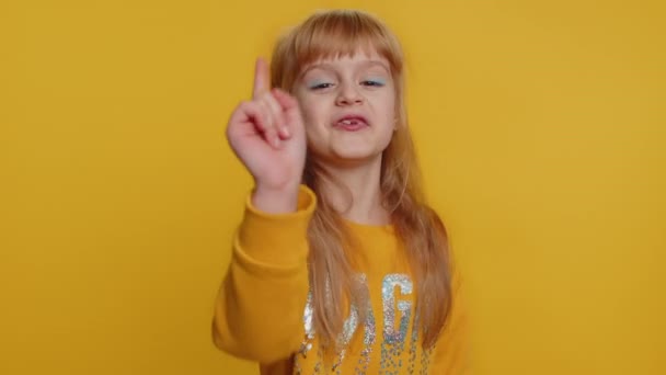 Маленькая Девочка Подросток Весело Улыбается Показывает Пальцем Камеру Выбирая Счастливого — стоковое видео