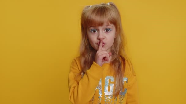 Sei Ruhig Bitte Preteen Child Girl Kid Presst Zeigefinger Lippen — Stockvideo