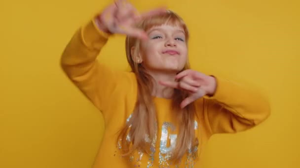 Überglückliches Kleines Mädchen Mit Rock Roll Geste Den Händen Cooles — Stockvideo