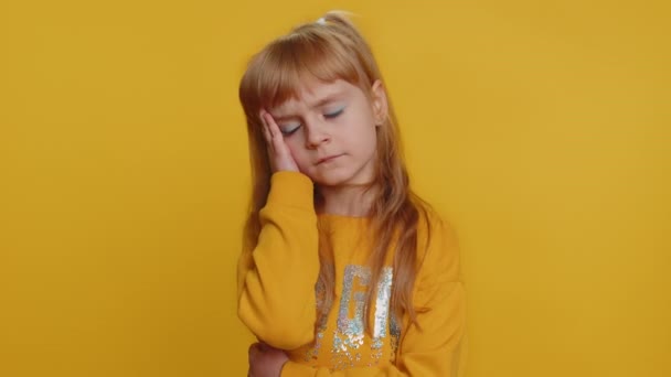 不快な子供の女の子の子供の頭痛の問題を治療するために寺院をこすり 片頭痛 ストレスに苦しんで 痛みの研究教育から疲れて痛み止め 黄色の背景に小さな幼児の子供 — ストック動画