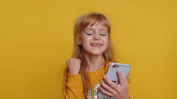 Молода Дівчинка Дев Ятнадцяти Дітей Використовує Мобільний Смартфон Друкує Перегляд — стокове відео