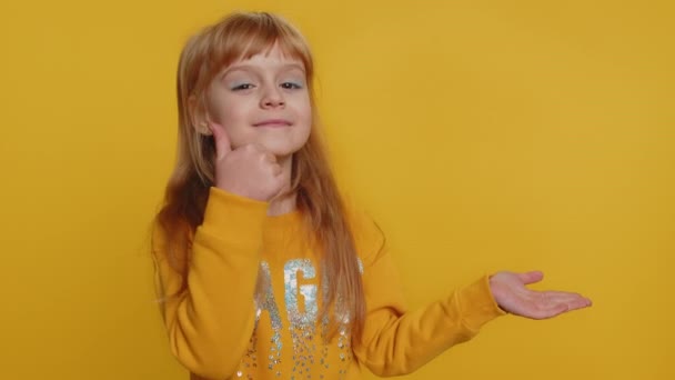 Menina Criança Feliz Mostrando Polegares Para Cima Apontando Lugar Vazio — Vídeo de Stock