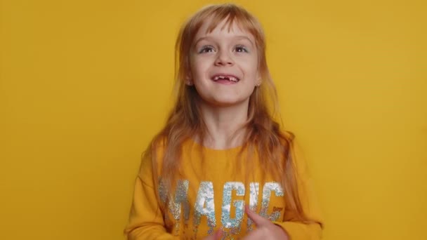 Happy Baby School Girl Otrzymać Otwierając Pudełko Prezentami Uśmiechając Się — Wideo stockowe