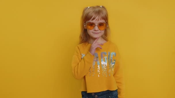 Усміхаючись Грайливо Щаслива Молода Дівчинка Дев Ятнадцяти Дітей Ходить Повільно — стокове відео