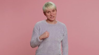 Ben en iyisiyim, beni seç. Milenyum kadını, kısa saçlı, gururlu, kendini gösteren, kendine güvenen, başarıya bayılan biri. Pembe arka planda genç bir kız. Lgbt gay lezbiyen insanlar