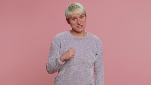Ben Iyisiyim Beni Seç Milenyum Kadını Kısa Saçlı Gururlu Kendini — Stok video