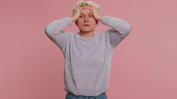 Стрессовая Депрессивная Женщина Ужасе Опасных Проблем Страдает Фобией Тревожным Расстройством — стоковое видео