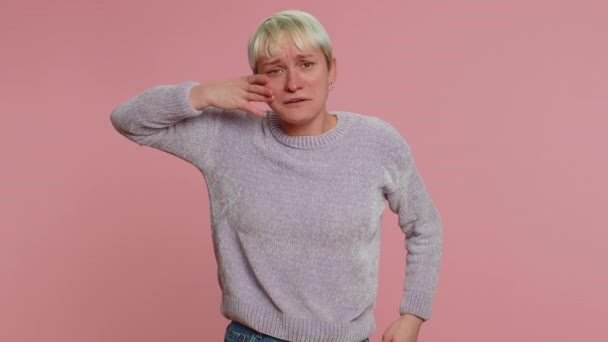 Teleurgesteld Duizendjarige Vrouw Met Groen Kort Haar Veegt Tranen Huilt — Stockvideo