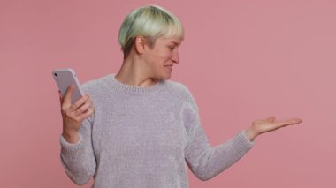 Turist kadın web 'de yeni bir yazı yazarken, internette gezinirken, ararken, sosyal ağlara bağımlıyken, olumlu geri bildirim yaparken, tavsiye ederken, mesaj için boş bir reklam alanını işaret ederken, akıllı telefon kullanıyor