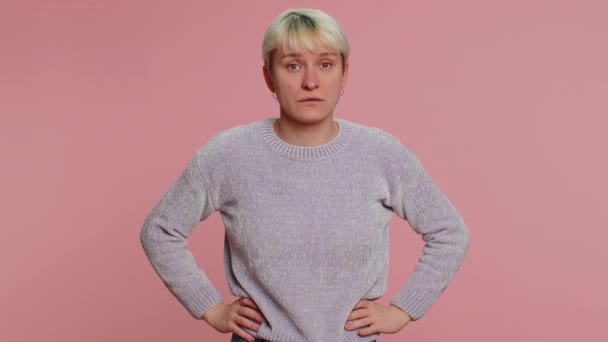Nespokojená Žena Nerada Reaguje Nepříjemný Nápad Nespokojená Špatnou Kvalitou Mává — Stock video
