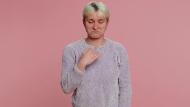 Zal Niemand Zeggen Bang Oprechte Vrouw Die Met Hand Haar — Stockvideo