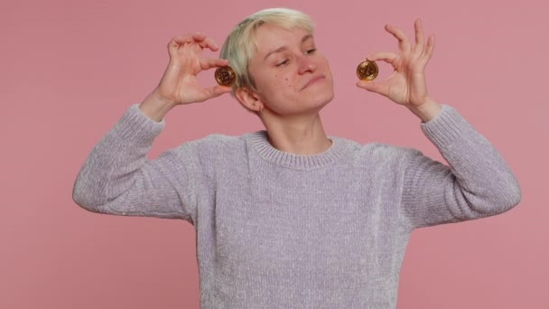 Žena Krátkými Vlasy Ukazující Zlaté Bitcoiny Btc Úspěch Kariéry Bohatství — Stock video