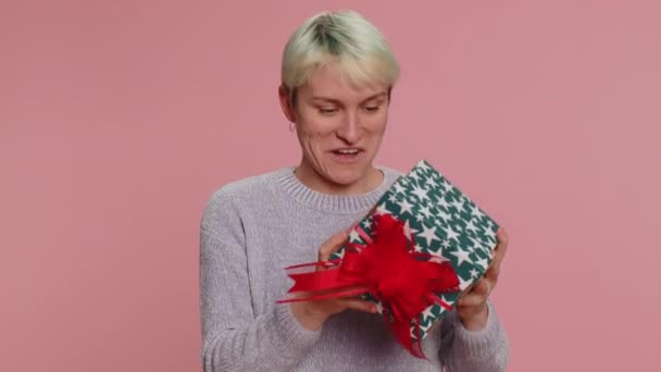 Femme Gaie Avec Boîte Cadeau Ouverture Cheveux Courts Souriant Joyeusement — Video