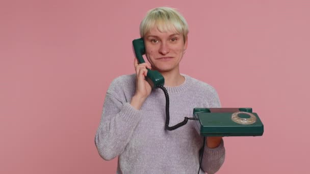 Hej Zavolej Zpátky Millennial Žena Krátkými Vlasy Mluvit Drátu Vintage — Stock video
