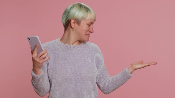Toeristische Vrouw Gebruik Smartphone Typen Van Nieuwe Post Het Web — Stockvideo