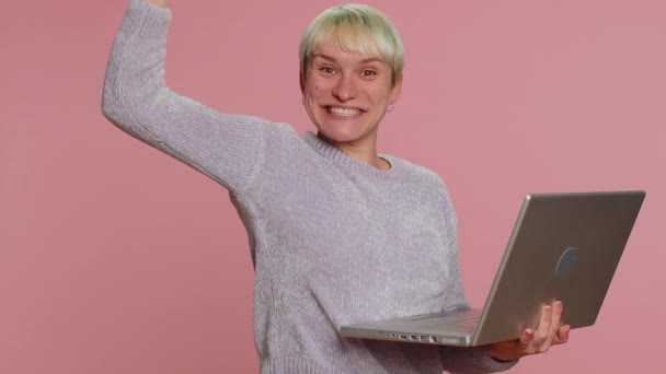 Opgewonden Gelukkige Duizendjarige Vrouw Met Kort Haar Typen Laptop Computer — Stockvideo