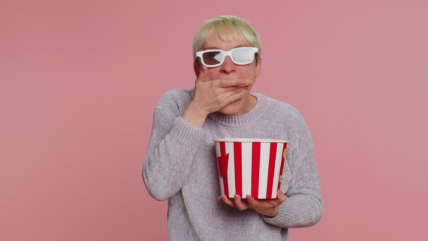 Opgewonden Vrouw Met Groen Kort Haar Eten Popcorn Serie Kijken — Stockvideo
