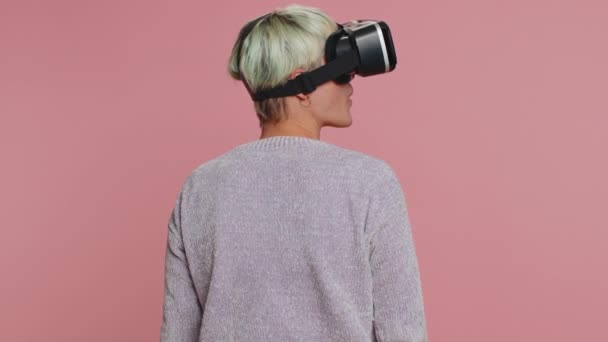 Žena Pomocí Helmy Sluchátka Hrát Simulační Hru App Online Sledování — Stock video