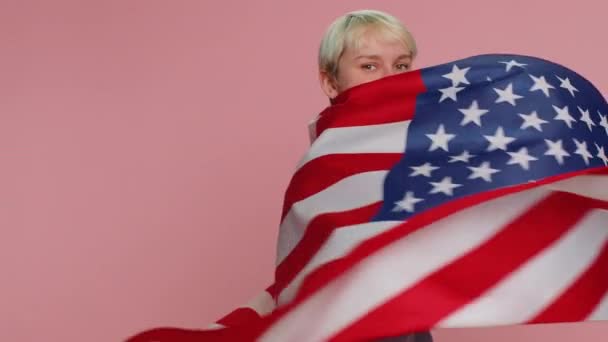 Тысячелетняя Женщина Короткими Волосами Машет Заворачивается Американский Флаг Сша Празднует — стоковое видео