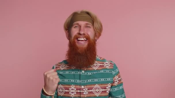 Feliz Hombre Pelirrojo Hippie Patrón Camisa Gritando Levantando Puños Gesto — Vídeos de Stock