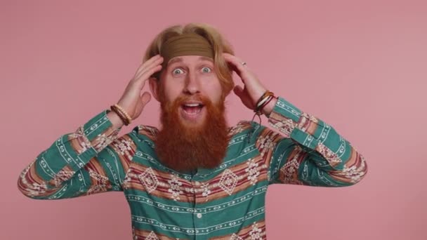 Herregud Wow Spännande Förvånad Vinnaren Hippie Man Höja Händerna Överraskning — Stockvideo
