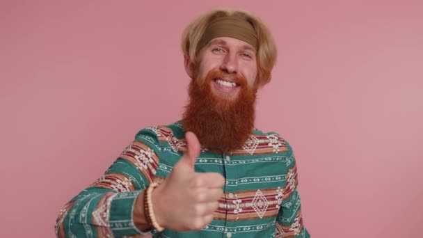 Wie Der Bärtige Rothaarige Hippie Mann Musterhemd Hebt Den Daumen — Stockvideo