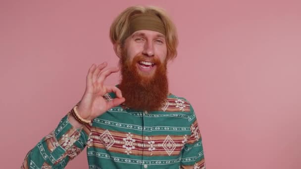 Gut Fröhlicher Hippie Mann Musterhemd Der Zustimmend Die Kamera Blickt — Stockvideo