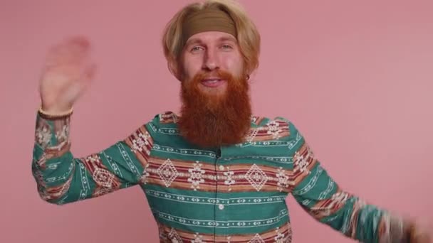 Vieni Qui Unisciti Noi Benvenuta Bello Uomo Hippie Barbuto Mostrando — Video Stock