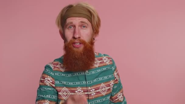 Streit Unzufriedener Hippie Mann Musterhemd Gestikuliert Gereizt Und Verärgert Mit — Stockvideo