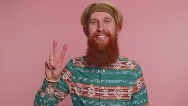 Homme Hippie Barbu Chemise Motif Montrant Signe Victoire Espérant Succès — Video