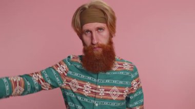 Evet, efendim. Astım, sorumluluk sahibi ciddi bir hippi. Asker gibi selam veriyor. Disiplini takip ediyor, itaat ediyor, kendine güvenini gösteriyor. Pembe arka plandaki hippi çocuk.