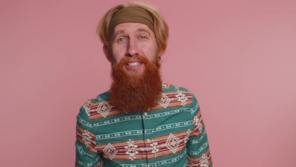 Aku Memilihmu Redhead Berjenggot Hippie Pria Menunjuk Kamera Dan Melihat — Stok Video