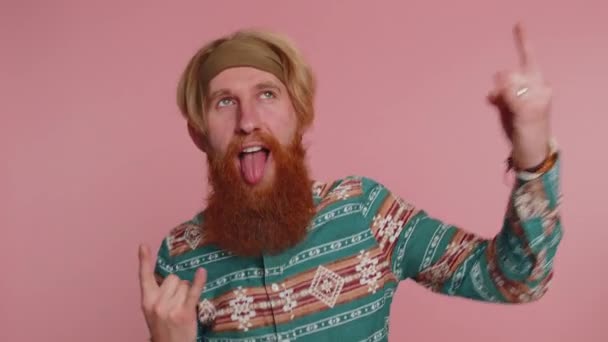 Rock Roll Verheugd Opgetogen Hippie Man Patroon Shirt Tonen Gebaar — Stockvideo