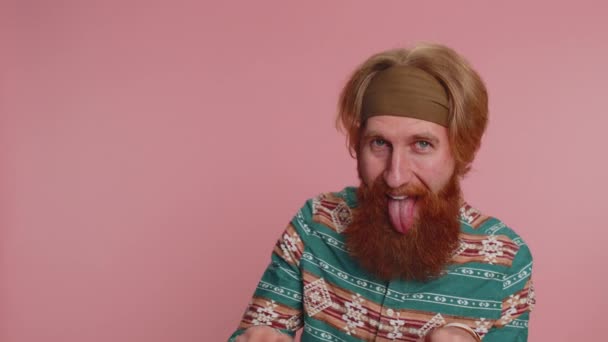 Vtipný Veselý Upřímný Zrzavý Hippie Muž Vzorovém Tričku Dělá Hravé — Stock video