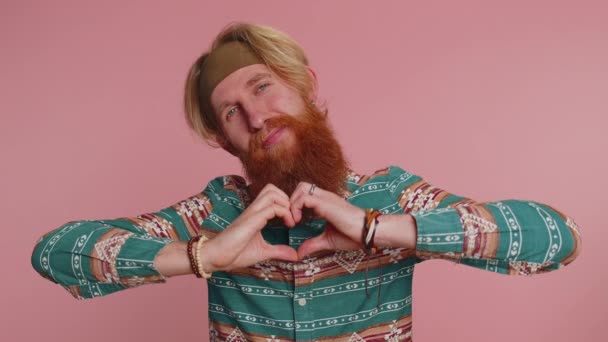 Ερωτευμένος Άντρας Χαμογελώντας Hippie Άνθρωπος Μοτίβο Πουκάμισο Κάνει Χειρονομία Καρδιά — Αρχείο Βίντεο
