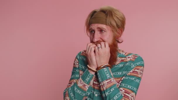 Aufruhr Verängstigt Hippie Rotschopf Bärtigen Mann Beißt Nägel Das Gefühl — Stockvideo