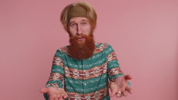 Bedava Hediyeler Hediyeler Hippi Kızıl Saçlı Sakallı Adam Elini Açıyor — Stok video